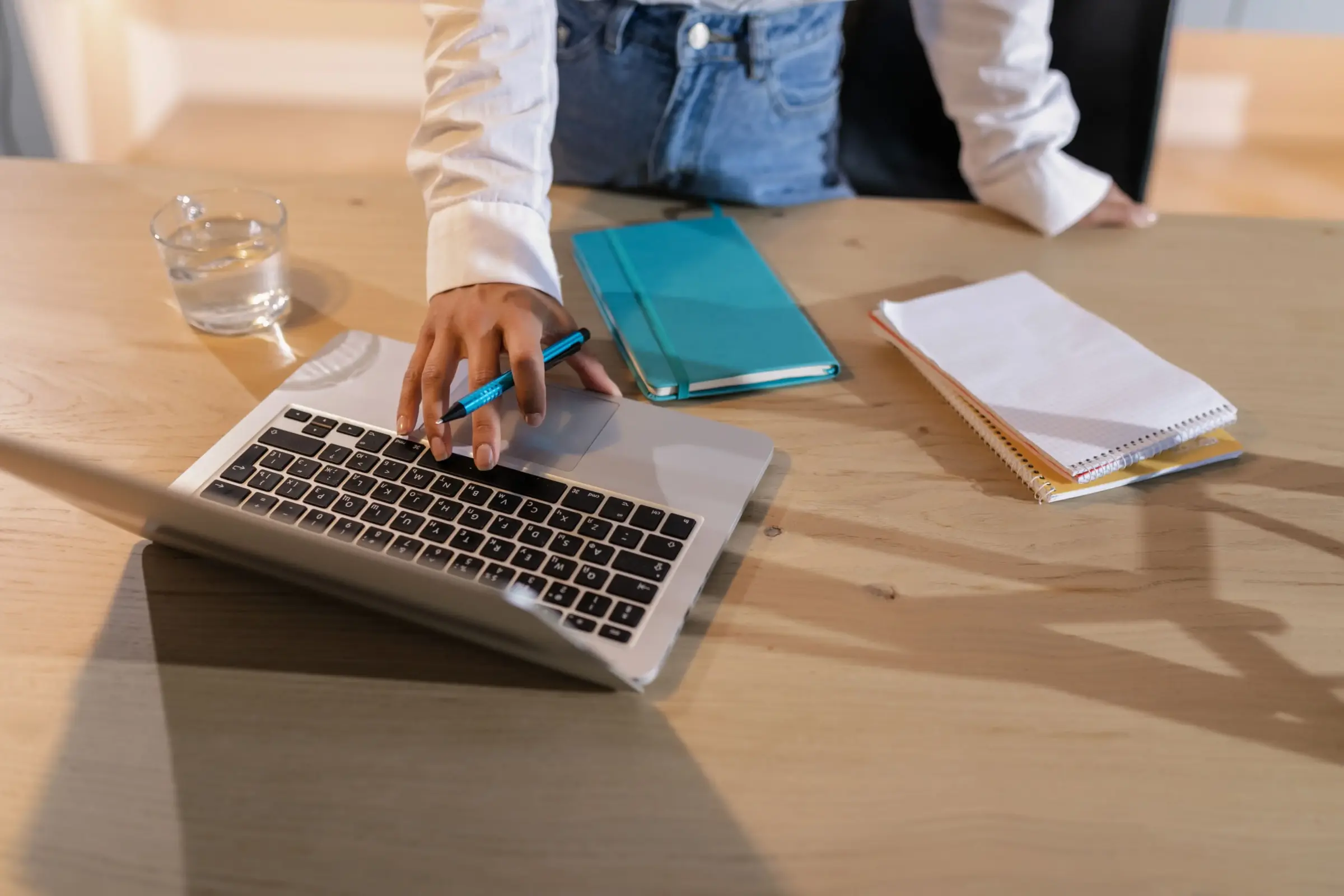 Selbstständige berechnet ihre Kleinunternehmerpauschalierung am Laptop